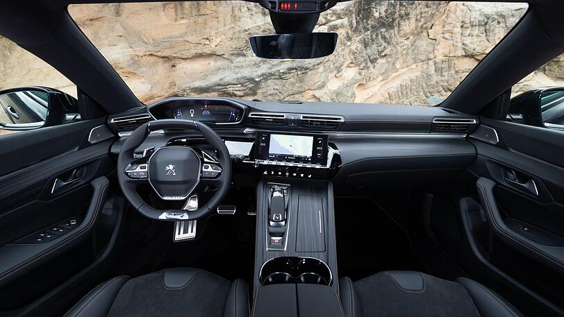 Kleines Lenkrad, digitales Cockpit, großer Touchscreen: die Armaturen des Peugeot 508 SW.