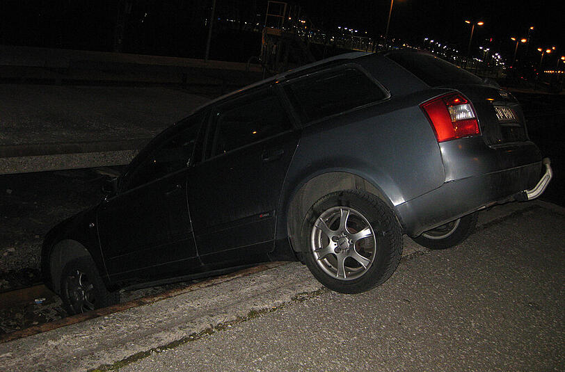 Das Heck auf der Rampe, die Frontpartie auf dem Gleis - der Audi des 23-Jährigen nach dem Unfall.
