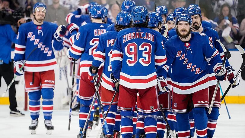 Die New York Rangers feiern den Sieg im zweiten Spiel gegen Tampa Bay Lightning.