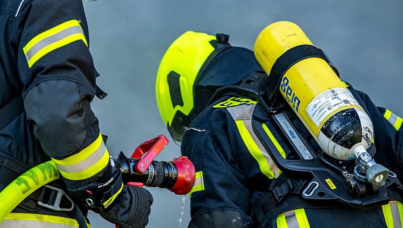 Feuerwehrleute bereiten einen Löschangriff vor.
