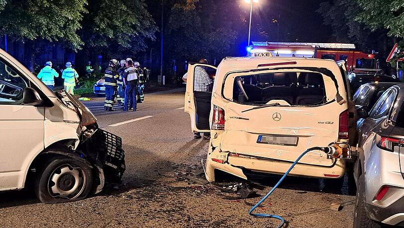 Großaufgebot an Rettungskräften: Die Feuerwehr musste die Verletzten teilweise aus den Fahrzeugen befreien.