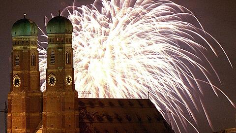 Die Frauenkirche vor 25 Jahren mit dem Millennium-Feuerwerk: Gezündet worden ist es im Hofgarten von dem italienischen Pyrotechniker Ermes Martarello. Er bezeichnet sein Werk damals stolz als "pyrotechnisches Wunder".