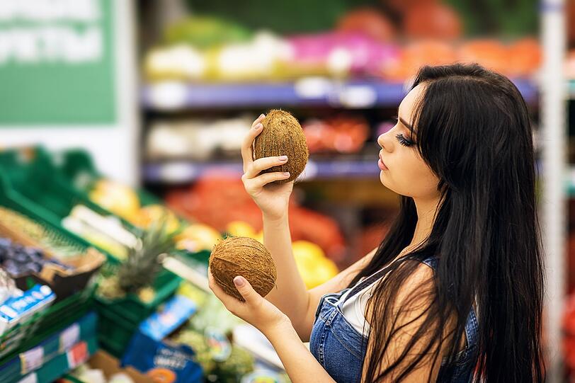 Wollen Sie eine gute Kokosnuss identifizieren, schütteln Sie sie zunächst. Wenn es sich anhört, als wenn viel Flüssigkeit darin wäre, ist die Frucht frisch. Mit der Zeit trocknet die Kokosnuss von innen aus, das bedeutet, je älter sie ist, umso wenige Kokoswasser ist enthalten. Ganz sicher können Sie sich allerdings erst nach dem Öffnen sein: Schmeckt sie seifig und riecht ranzig, lassen Sie besser die Finger davon. Wollen Sie eine gute Kokosnuss identifizieren, schütteln Sie sie zunächst. Wenn es sich anhört, als wenn viel Flüssigkeit darin wäre, ist die Frucht frisch. Mit der Zeit trocknet die Kokosnuss von innen aus, das bedeutet, je älter sie ist, umso wenige Kokoswasser ist enthalten. Ganz sicher können Sie sich allerdings erst nach dem Öffnen sein: Schmeckt sie seifig und riecht ranzig, lassen Sie besser die Finger davon.