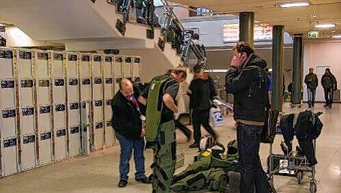 Die Einsatzkräfte vor den Schließfächern. Die Einsatzkräfte vor den Schließfächern.