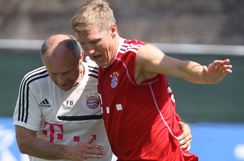 Bastian Schweinsteiger (r.) im "Zweikampf" mit Physiotherapeut Fredi Binder am Rande des Trainingslagers des FC Bayern am Gardasee.