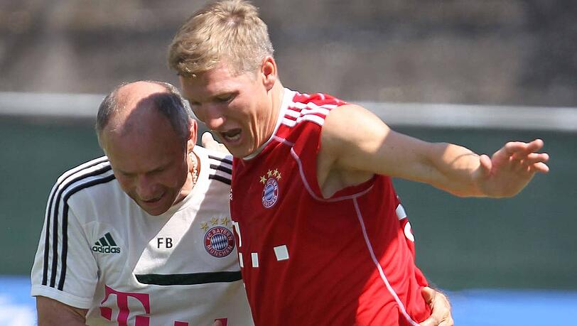Bastian Schweinsteiger (r.) im "Zweikampf" mit Physiotherapeut Fredi Binder am Rande des Trainingslagers des FC Bayern am Gardasee. Bastian Schweinsteiger (r.) im "Zweikampf" mit Physiotherapeut Fredi Binder am Rande des Trainingslagers des FC Bayern am Gardasee.