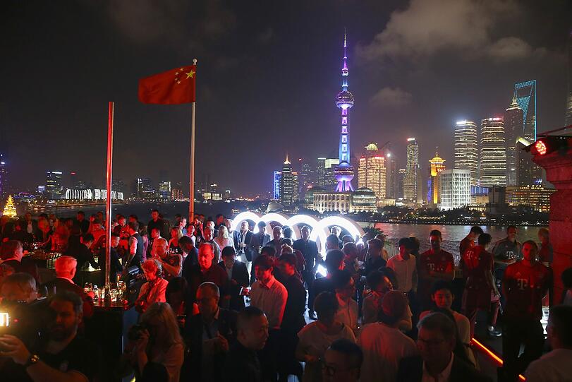 Die Bayern-Stars haben Spaß - über den Dächern von Shanghai. Die Bilder der AUDI Night