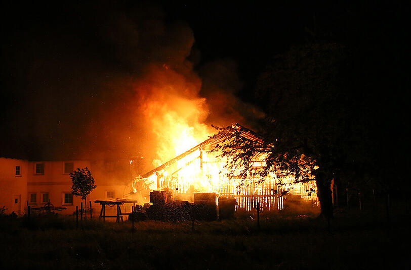 Ein Feuer hat die Lagerhalle komplett vernichtet. Die Bilder.