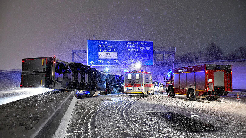 Die Feuerwehr musste den Fahrer aus der Kabine befreien, er wurde in eine Klinik gebracht.
