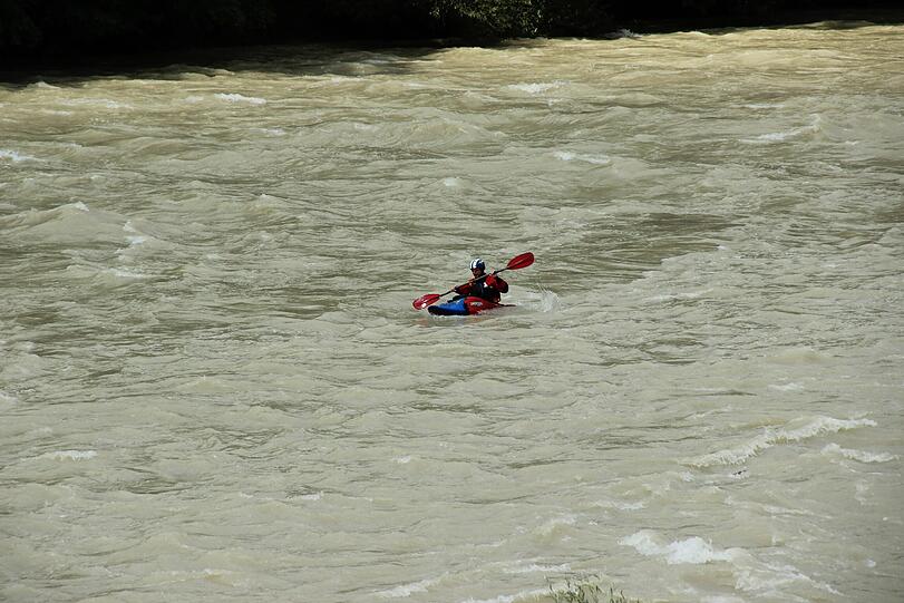 Hochwasser für die einen, perfekte Wellen für die anderen. Waghalsig tummeln sich Sportler in der Isar.