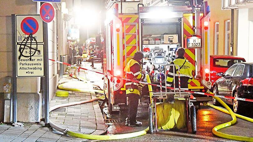 Bilder vom Feuerwehreinsatz in der Schwabinger Hesseloherstraße. Hier geriet Dämmmaterial in Brand, die Einsatzkräfte waren stundenlang im Einsatz.