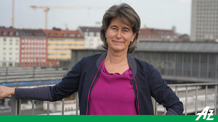 Umweltreferentin Christine Kugler auf dem Dach des Nachbarreferats für Bildung und Sport. Im Hintergrund: der Hauptbahnhof.