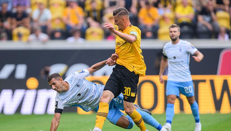 Dynamos Stefan Kutschke (r) gegen Münchens Semi Belkahia.