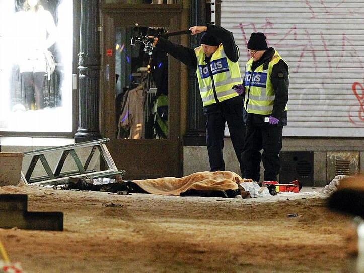 Die Polizei untersucht die leiche des Selbstmordattentäters von Stockholm
