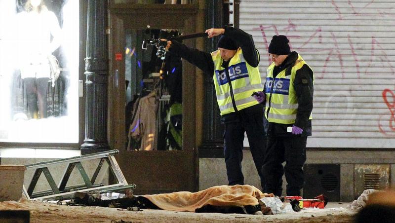 Die Polizei untersucht die leiche des Selbstmordattentäters von Stockholm Die Polizei untersucht die leiche des Selbstmordattentäters von Stockholm