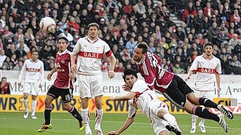 Perfekt gemacht: Julian Schieber reagiert schneller als Gegenspieler Serdar Tasci und erzielt per Kopf das 2:0.