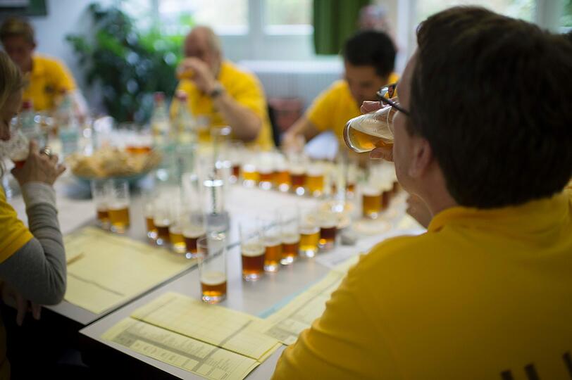 Insgesamt 102 Bier-Experten verkosten in Gräfelfing 1366 Biere aus 45 Laendern in 50 verschiedenen Kategorien. Am European Beer Star duerfen Braueren aus der ganzen Welt teilnehmen die nach der traditionellen, europaeischen Brauart Bier herstellen. Der Gewinner wird am 14.11.12 auf der Brau Beviale in Nuernberg bekannt gegeben.