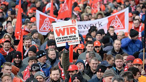 Die IG Metall fordert mehr Lohn, einen erweiterten Zugang zur Altersteilzeit und bezuschusste Weiterbildungsteilzeit.