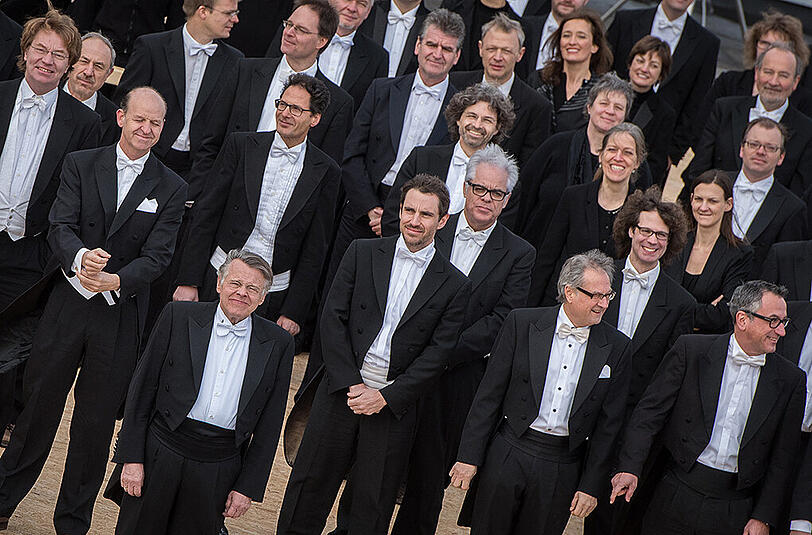 Die Musiker des Sinfonieorchesters des Bayerischen Rundfunks posieren für ein Gruppenfoto auf einem Dach an der Kultfabrik im neuen Werksviertel.