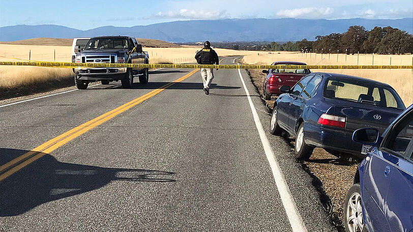 Ein Polizist sperrt eine Straße südlich von Red Bluff (Kalifornien/USA) ab, nachdem hier Schüsse gefallen waren.