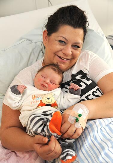 Stolz präsentiert Edina Pavic (28) ihren kleinen Mihael. Er ist das erste Münchner Baby, das 2014 zur Welt kam.