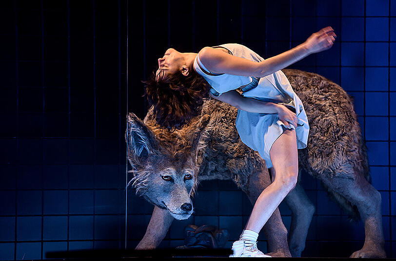 Sylvana Seddig und eine Hyäne auf der Bühne der Kammer 1 der Münchner Kammerspiele.