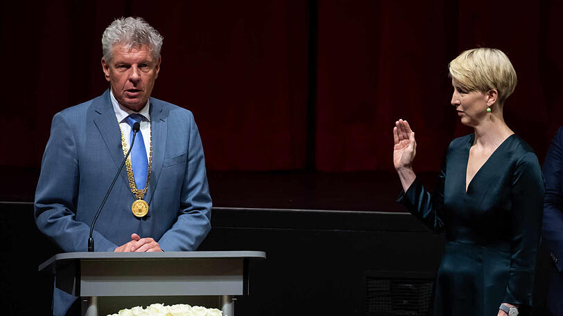 Katrin Habenschaden wird während der konstituierenden Sitzung des Münchner Stadtrats nach ihrer Wahl zur 2. Bürgermeisterin von OB Dieter Reiter vereidigt.