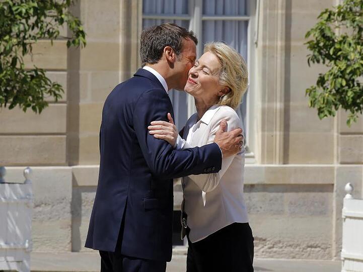 Er hatte sich für sie stark gemacht: Frankreichs Präsident Emmanuel Macron begrüßt die neue EU-Kommissionschefin Ursula von der Leyen vor ihrem gemeinsamen Mittagessen im Elysee-Palast.