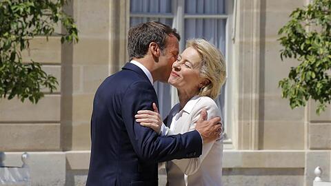 Er hatte sich für sie stark gemacht: Frankreichs Präsident Emmanuel Macron begrüßt die neue EU-Kommissionschefin Ursula von der Leyen vor ihrem gemeinsamen Mittagessen im Elysee-Palast.