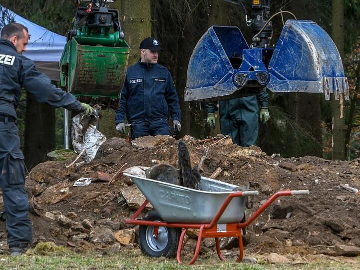 Einsatzkräfte der Polizei graben an einem möglichen Ablageort einer Mädchenleiche nahe Flossenbürg.