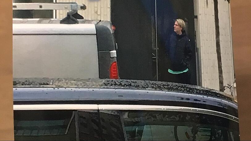 Dieses Foto, auf dem Robin Bade selbst vor seiner eigenen Türe steht, wurde vor dem Haus abgelegt. Die AZ machte die Hausnummer unkenntlich. Dieses Foto, auf dem Robin Bade selbst vor seiner eigenen Türe steht, wurde vor dem Haus abgelegt. Die AZ machte die Hausnummer unkenntlich.