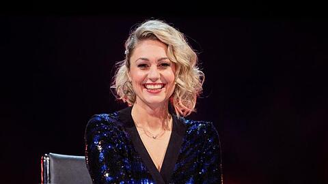 Ruth Moschner vom Rateteam sitzt in der Prosieben-Show "The Masked Singer".
