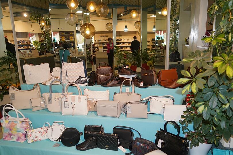 Auch Handtaschen haben die Damen im Angebot.