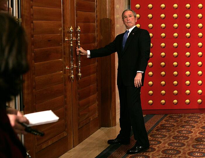 Fauxpas vor der Kamera: Bush rüttelt an einer geschlossenen Tür in Bejing.