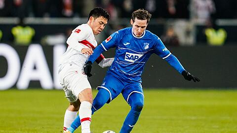 VfB-Profi Wataru Endo (l) im Zweikampf mit dem Hoffenheimer Sebastian Rudy.