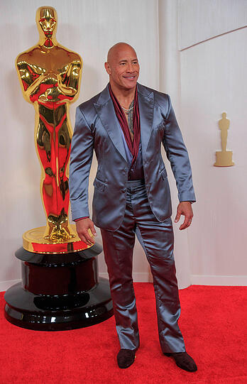 Dwayne "The Rock" Johnson: Er hat einen wahrlich glänzenden Auftritt. Wenn ich mich allerdings soviel traue, dann lass ich mir auch Schuhe in der Farbe maßfertigen. Gottseidank überstrahlt er mit seinem charmanten Lachen jeden stylischen Fauxpas. Der Look in Schwarz oder Dunkelblau würde von mir aber 100 Punkte bekommen.