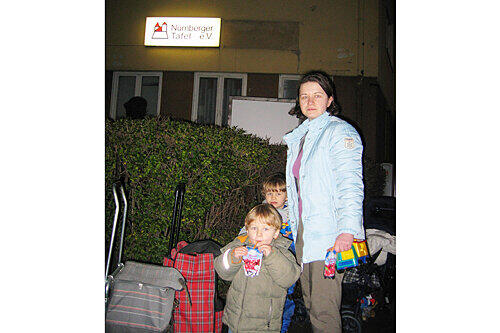 Die alleinerziehende Mutter Nicole Sims mit Jonas und Oliver.