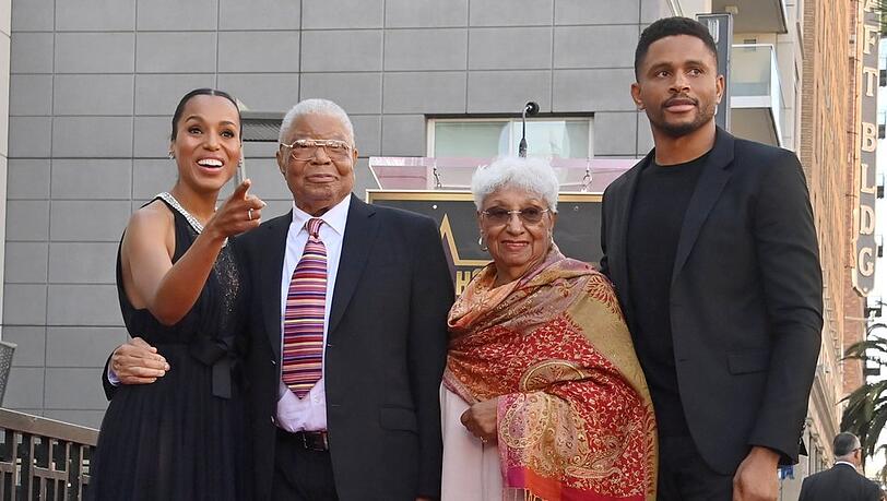 Kerry Washington (l.) konnte bei ihrer Auszeichnung auf ihre Eltern und ihren Ehemann zählen. Kerry Washington (l.) konnte bei ihrer Auszeichnung auf ihre Eltern und ihren Ehemann zählen.