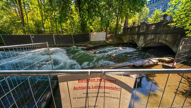 Nach einem tödlichen Surfunfall soll zur Ermittlung der Ursache das Wasser an der Eisbachwelle abgesenkt werden. (Archivbild)