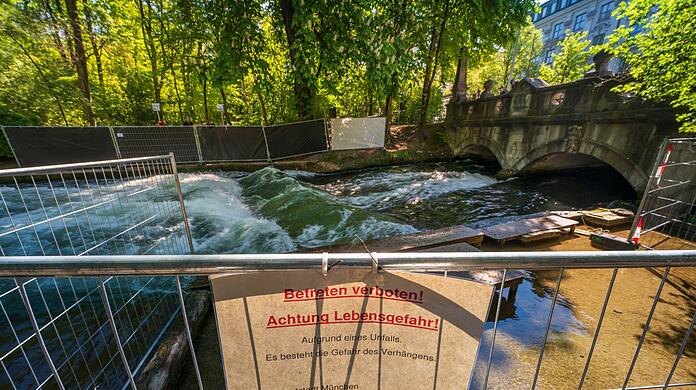 Nach einem tödlichen Surfunfall soll zur Ermittlung der Ursache das Wasser an der Eisbachwelle abgesenkt werden. (Archivbild)