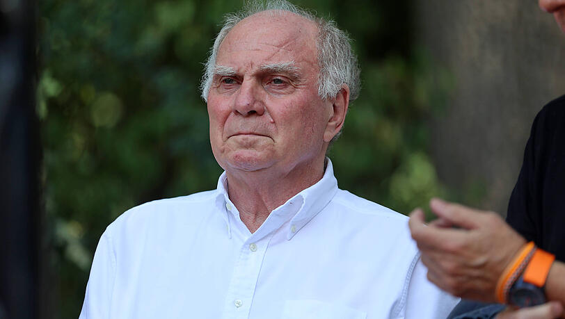 Schreckmoment beim Charity-Golfevent auf Schloss Miel bei Bonn: Bayern-Ehrenpräsident Uli Hoeneß.