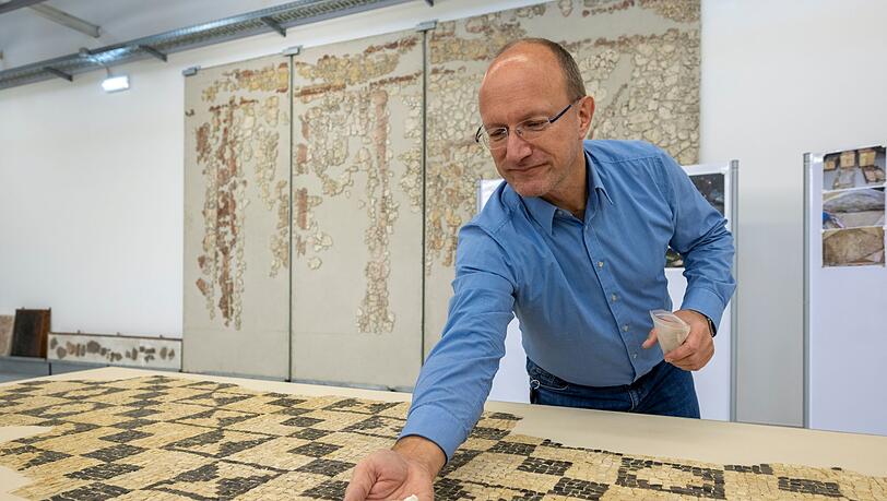 Immer wieder werden in Augsburg ach&auml;ologische Sch&auml;tze aus der R&ouml;merzeit entdeckt. Sie sollen, wie dieses Mosaik, im neuen R&ouml;mermuseum eine neue Heimat finden. (Archivbild)