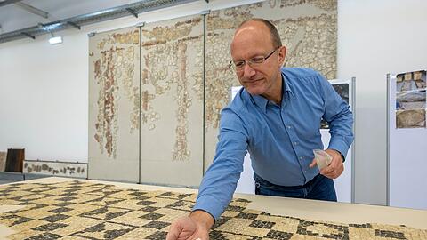Immer wieder werden in Augsburg ach&auml;ologische Sch&auml;tze aus der R&ouml;merzeit entdeckt. Sie sollen, wie dieses Mosaik, im neuen R&ouml;mermuseum eine neue Heimat finden. (Archivbild)
