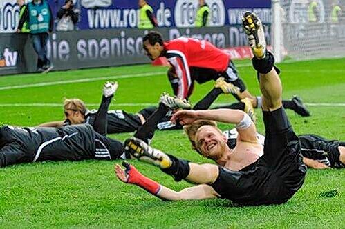 Kugeln nach dem Klassenerhalt: Grenzenlose Freude bei Club-Kapitän Andy Wolf und Co. nach dem Schlusspfiff in Augsburg.