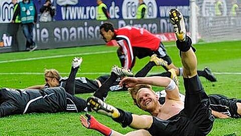 Kugeln nach dem Klassenerhalt: Grenzenlose Freude bei Club-Kapitän Andy Wolf und Co. nach dem Schlusspfiff in Augsburg.