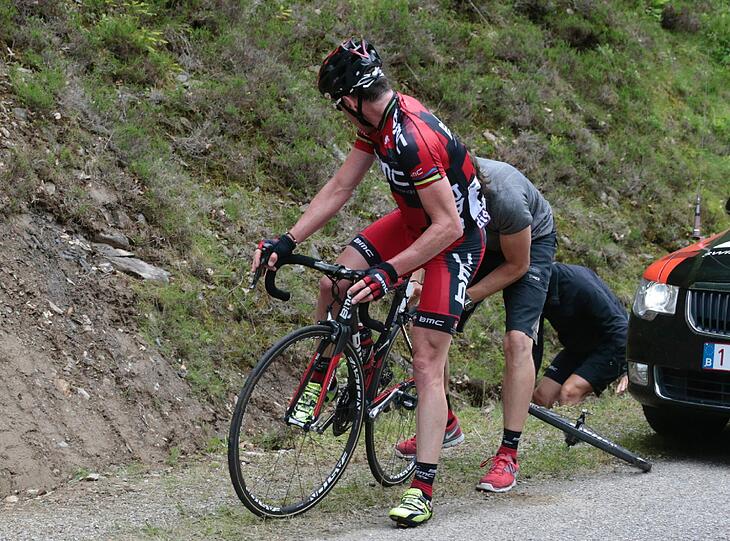 Cadel Evans bekommt - zum wiederholten Mal - einen neuen Reifen aufgesetzt.