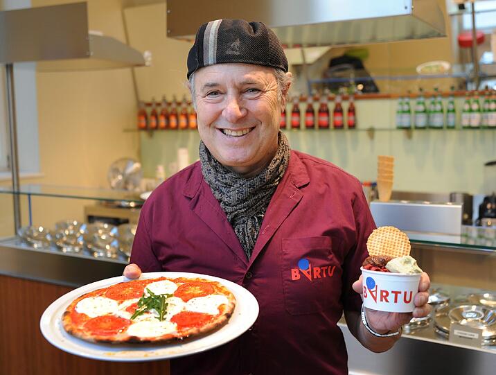 In seiner Eisdiele verkauft Thomas Bartu diesen Winter erstmals auch Pizza.