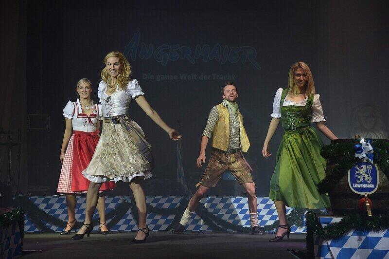 Auch dieses Jahr feierten 2.000 Gäste am Auftakt-Abend der Nacht der Tracht in Dirndl und Lederhosn ein rauschendes Fest im Löwenbräukeller! Bereits zum 12. Mal zapften die Veranstalter Wiesnwirt Christian Schottenhamel und Eventmanager Philip Greffenius beim traditionellen Anstich der Nacht der Tracht das erste Fass gekonnt mit nur zwei Schlägen an, und freuten sich über die gute Stimmung im Festsaal. Die Bilder!