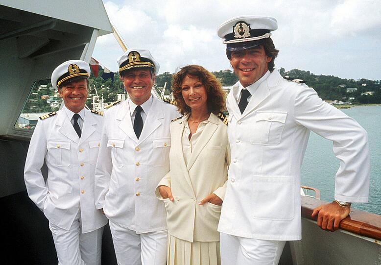 Die "Traumschiff"-Crew von 1983 (v.l.) Horst Naumann als Schiffsarzt, Heinz Weiss als Kapitän, Heide Keller als Stewardess und Sascha Hehn als Steward.
