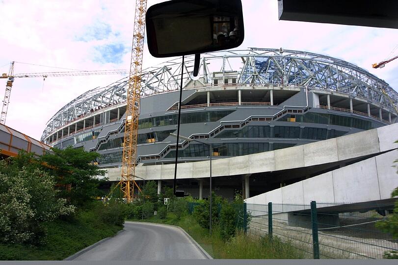 In seiner Zeit als Manager fällt auch der Neubau der Allianz Arena in Fröttmaning 2002.